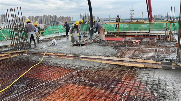战高温酷暑 保项目进度 守安全防线——皖西学院全力推进扩建区项目建设与工程监理纪实